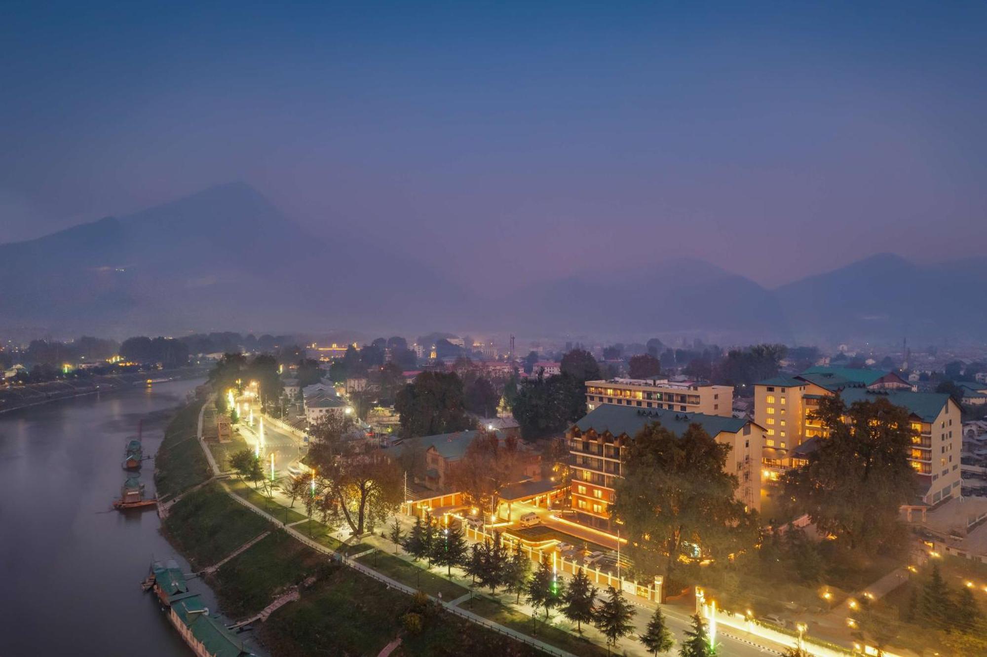 Radisson Collection Hotel & Spa, Riverfront Srinagar Exterior photo